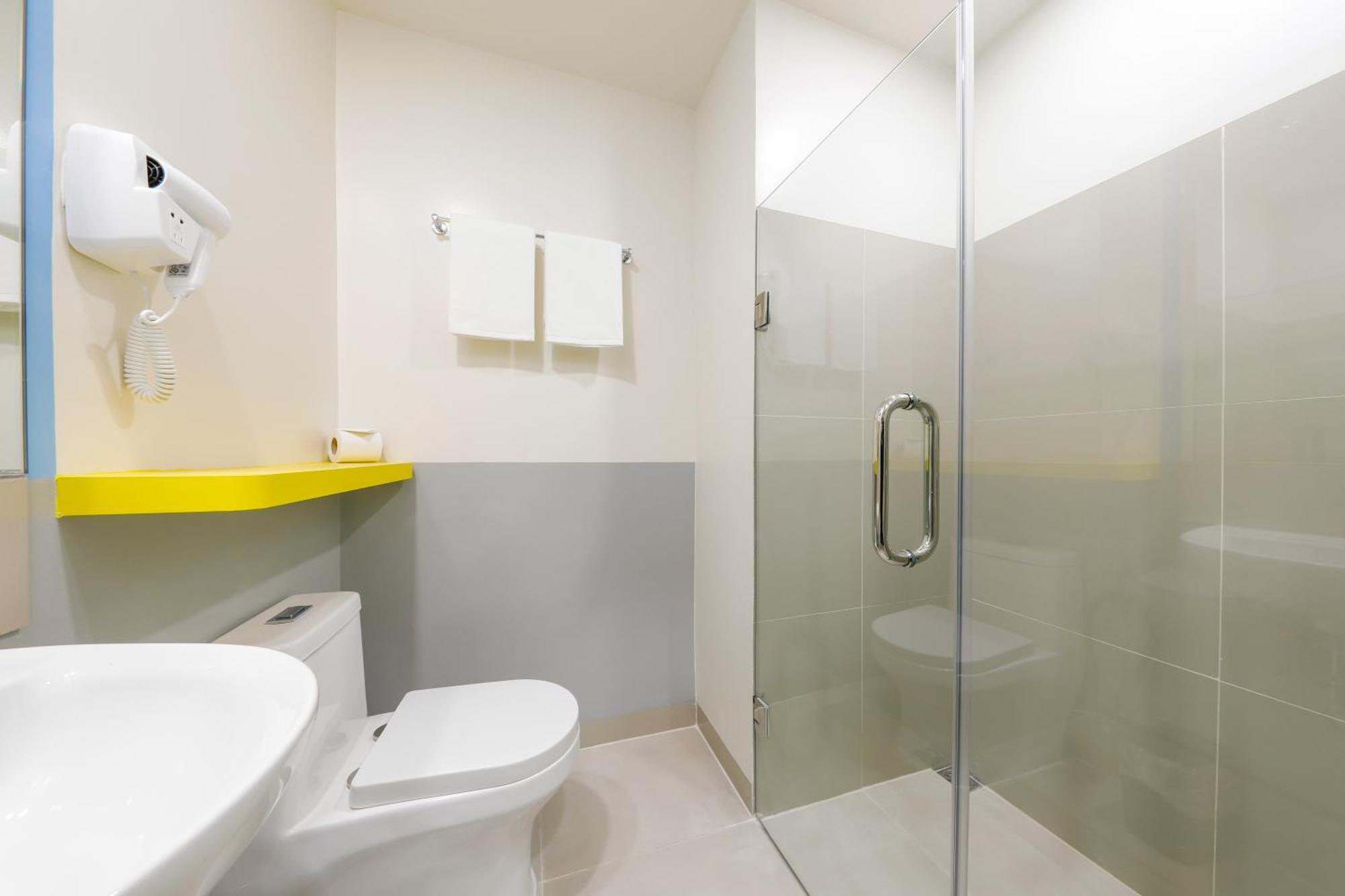 Hop Inn Hotel Iloilo Екстер'єр фото